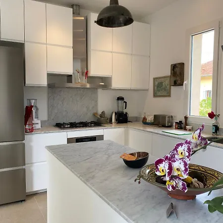 Walk To Town - Spacious W/ Pool Villa *